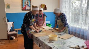 Жительницы села Тюрнясево Нурлатского района режут лапшу для сухих супов бойцам СВО