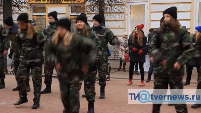 В Твери прошел флешмоб посвященной Дню Матери смотреть онлайн