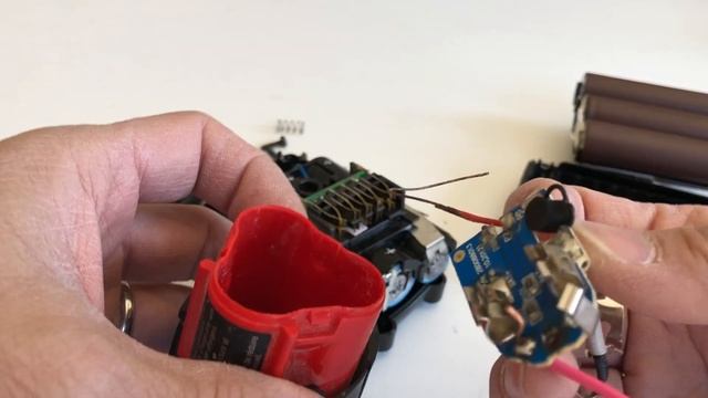 Rebuild a Dewalt battery pack with Milwaukee M12 lithium cells смотреть онлайн