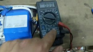 запаралелил 2 Li-ion аккума с 39 В и 42,3 В и замерил силу тока