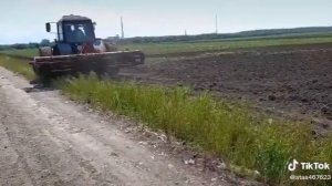 МТЗ 1221.3 с дискатором дискует поле после сурепицы