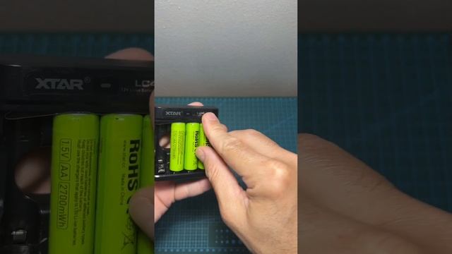 XTAR LC4 Charger // AA LION Batteries смотреть онлайн