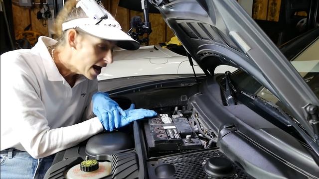 Battery Replacement with OBDII to save settings and "Solar" Tester 996 DIY смотреть онлайн