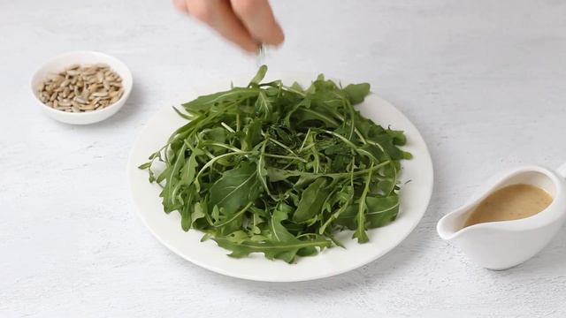 Рукола с огурцами. Руккола помидоры огурцы. Салат руккола с помидорами и огурцами. Рукола с огурцами. Руккола маленькая.
