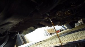 сливаем масло в Москвич 2140