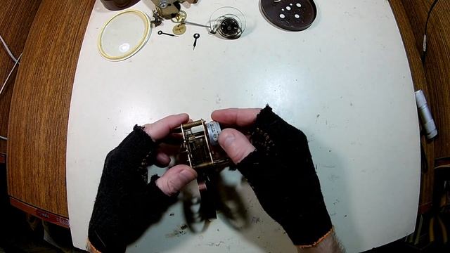 Механический будильник в роли "батарейки" смотреть онлайн