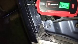 EINHELL CE-BC 4 M akkumlátor töltő használat közben