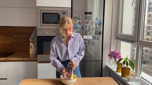 готовим жульен и болтаем о переезде из Казахстана