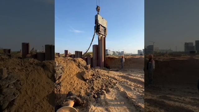 +7 (985) 185-77-77 На видео трудится мощный крановый вибропогружатель с двойным трубным захватом