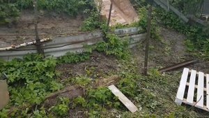 Строительство мостков у пруда.