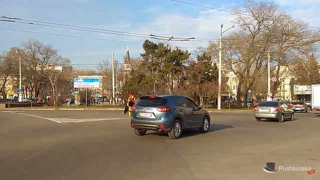 У ж/д вокзала в Одессе появилась странная реклама смотреть онлайн