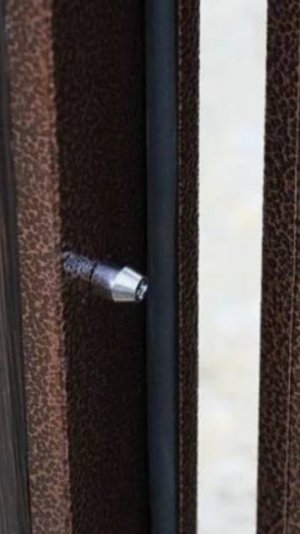 Заменил утеплитель по контуру уличной двери.