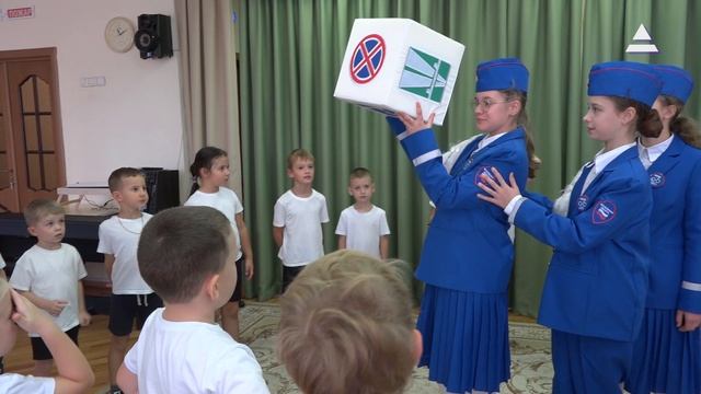 Дорожное движение. Посвящение в юные инспекторы