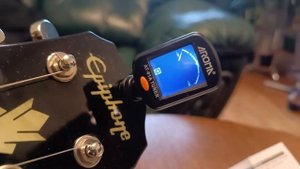 Обзор гитарного тюнера AROMA AT-01A