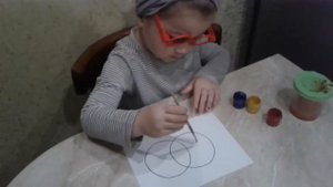 ДЕТСКИЕ ОПЫТЫ/ МИЛАНА СМЕШИВАЕТ КРАСКИ В ПОИСКЕ НОВЫХ ЦВЕТОВ