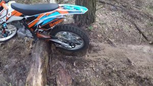 НАВАЛ ПО БРЕВНАМ НА ЭНДУРО/ УЧУСЬ ПРЫГАТЬ БРЕВНА НА Kayo k1 mx 250 172fmm