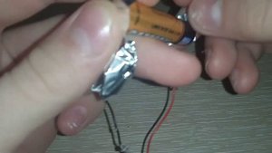 Зажигаю лампочку с помощью фольги и батарейки