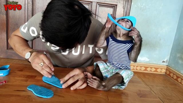 YoYo JR wears sandals