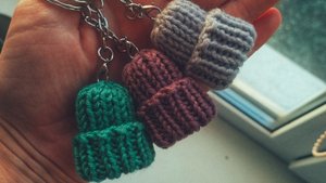 описание мини-шапочки🤍 шапочка-брелок, шапочка-брошь