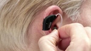 Как включить и надеть слуховой аппарат с выносным ресивером RIE 62