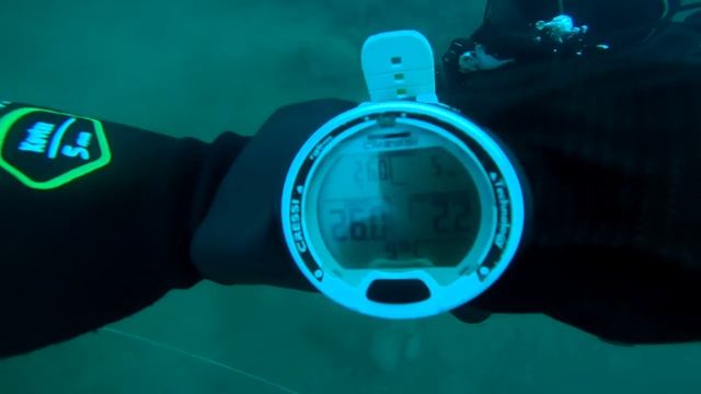 Нашел гигантский самолет под водой, с помощью акваланга на дне карьера!