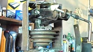 Ремонт сверлильного станка  Ч-1  Съем пятиременного шкива домкратом с электродвигателя