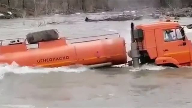 От них такого никто не ожидал. Грузовики пересекают реки вброд.