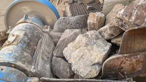 Строительство, дробление щебёнки