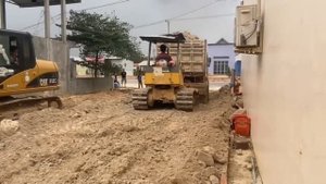 Строительство, главный парень на деревне - тракторист