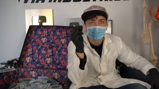 Распаковали огромный потерянный чемодан с деньгами и пожалели об этом!