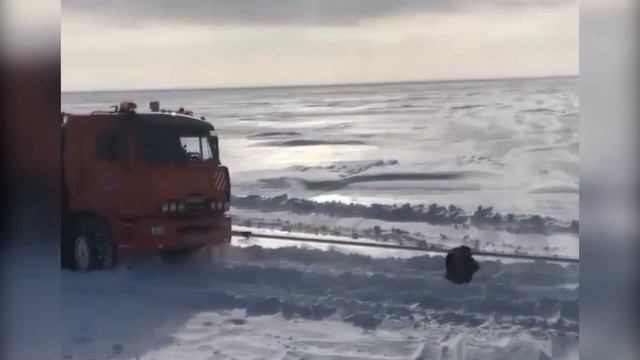 ЭТИХ ВОДИТЕЛЕЙ НЕ ПУГАЕТ ОТСУТСТВИЕ ДОРОГ  ЭКСТРИМ НА ЗИМНИКАХ И БЕЗДОРОЖЬЕ СЕВЕРА  КРУТЫЕ ГРУЗОВИКИ