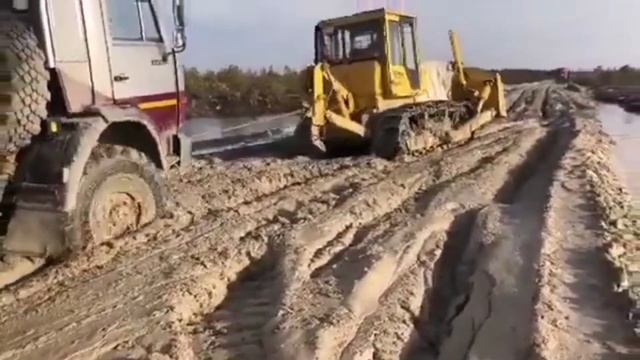 Подборка жести с зимников  Испытание КамАЗов и Уралов на зимнике  Водители высшего класса