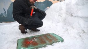 Кто первый сломает бронестекло с деньгами - получит их!