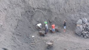 Строительство, все усиленно трудятся что бы отфильтровать песок