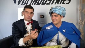 Купили на аукционе чемодан уличного фокусника, а там!