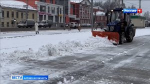 На дорогах Кировской области в снегопад работают более 200 единиц спецтехники