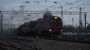 Тепловоз 2ТЭ116У-0103Б/0284Б. Отправление с "медведящей" секцией.