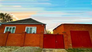 Отличный кирпичный домик на большом участке  с садом в 85 км до моря