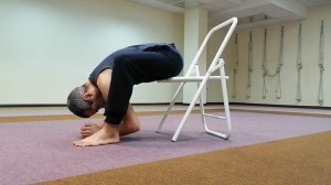 Подготовка к Титтибхасане со стулом Айенгара / Preparation For Tittibhasana with Iyengar Yoga chair