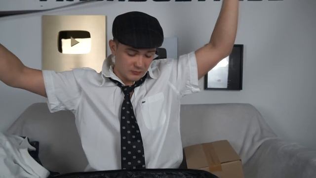 Купили на аукционе потерянный чемодан барыги айфонов, а там...