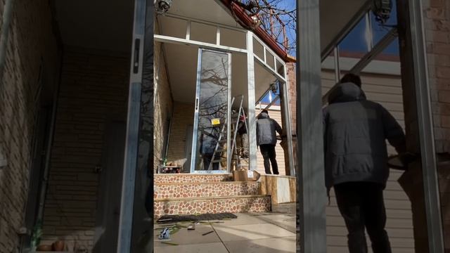 Монтаж остекления раздвижного остекления веранды. Ускоренно #таганрог #ростов #раздвижноеостекление