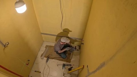 УКЛАДЫВАЮ КЕРАМОГРАНИТ 120 на 60 В ВАННОЙ #керамогранит