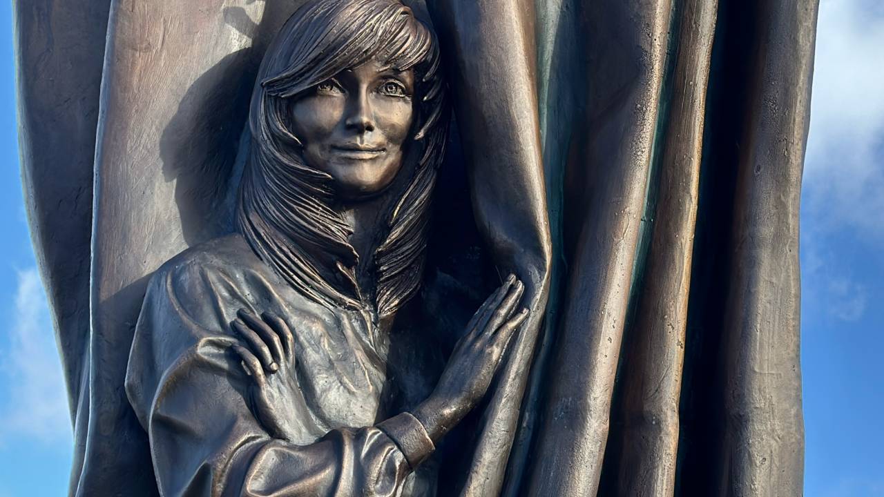 Открыли  красивый памятник на могиле актрисы Ирины Мирошниченко🙏 2 ноября 2024. Троекуровское.