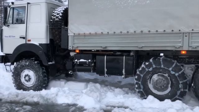 Респект и уважение эти водителям . Зимник и бездорожье севера на грузовиках 2020.