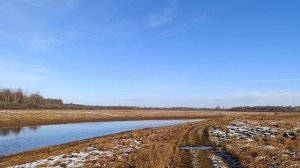 Прогулка вдоль реки после снегопада