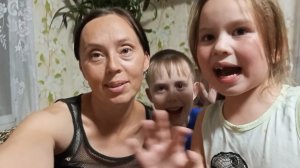 Будни нашей семьи.Выдернула зубик Ульяше.Читаем,пишем.