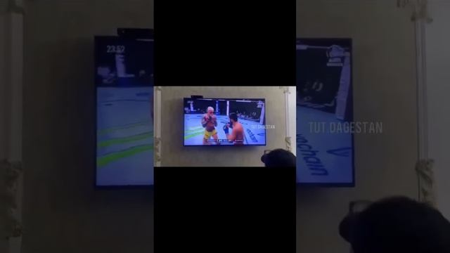 Эмоциональный болельщик Ислама Махачева разбил телевизор смотреть онлайн