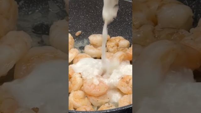 Паста из бататной лапши с креветками