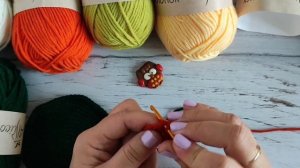 Сумочка крючком жаккардовым рисунком. Как вязать такую сумку? Подробности в видео.