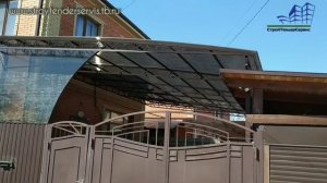 Полуарочный металлический навес для двора от СтройТендерСервис. Покрытие поликарбонат.
